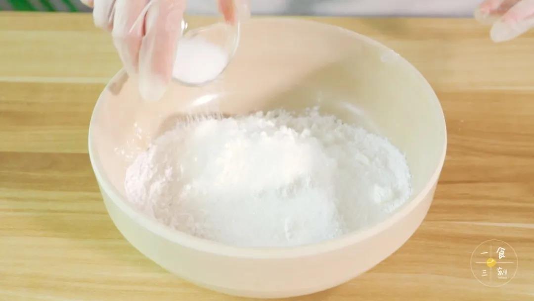 把糯米粉、玉米淀粉、糖和牛奶倒入碗中，混合搅拌成浓稠无颗粒的面糊