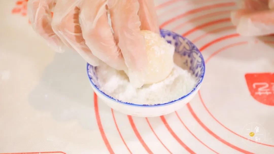 最后，裹上椰蓉就完成啦