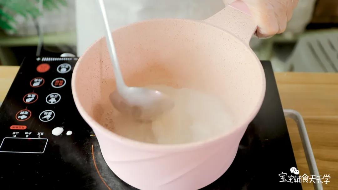 煮开后的熟浆加入半勺生粉浆不停搅拌下，烫至透明粘稠状态