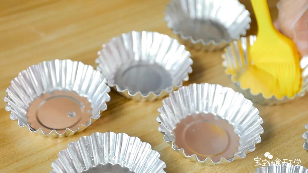 模具刷上点玉米油，模具底部铺上各种配料