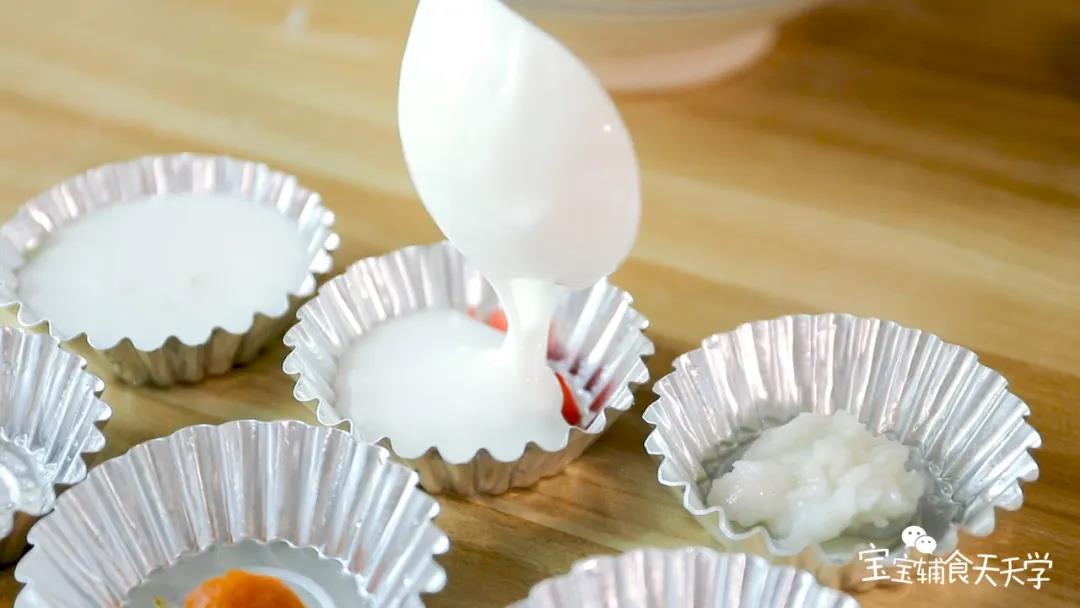 把粉浆倒进模具，大约8分满