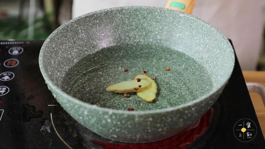 第3步：锅中烧开水，然后加入姜片和花椒粒，再倒入虾，煮至虾变色熟透