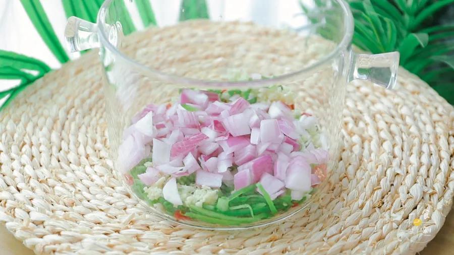 第6步：将备好的辣椒、蒜末、葱、洋葱放入碗中