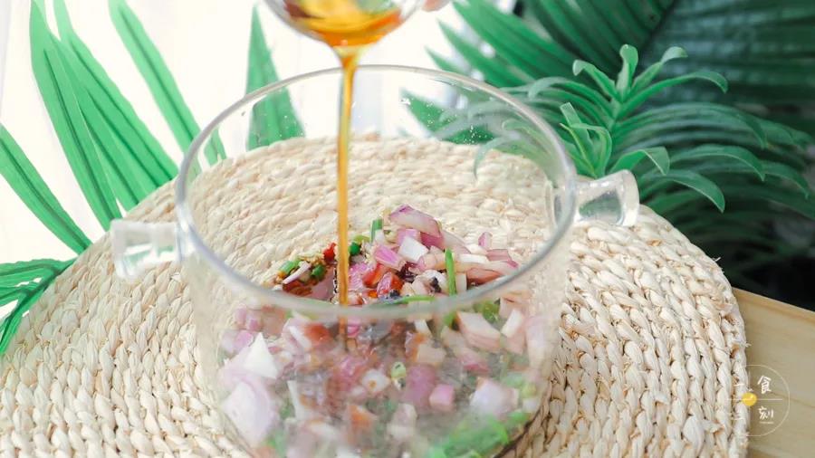 第8步：加入生抽、蚝油、醋、糖、香油