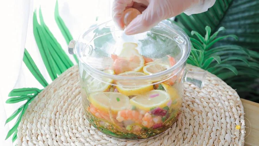 第10步：铺上柠檬片，盖上盖子或封上保鲜膜，放入冰箱冷藏1-2小时就可以开吃啦！