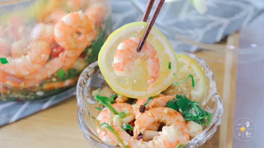 第12步：虾的鲜味融入了柠檬的清香，Q弹爽口，一口一个太满足了！