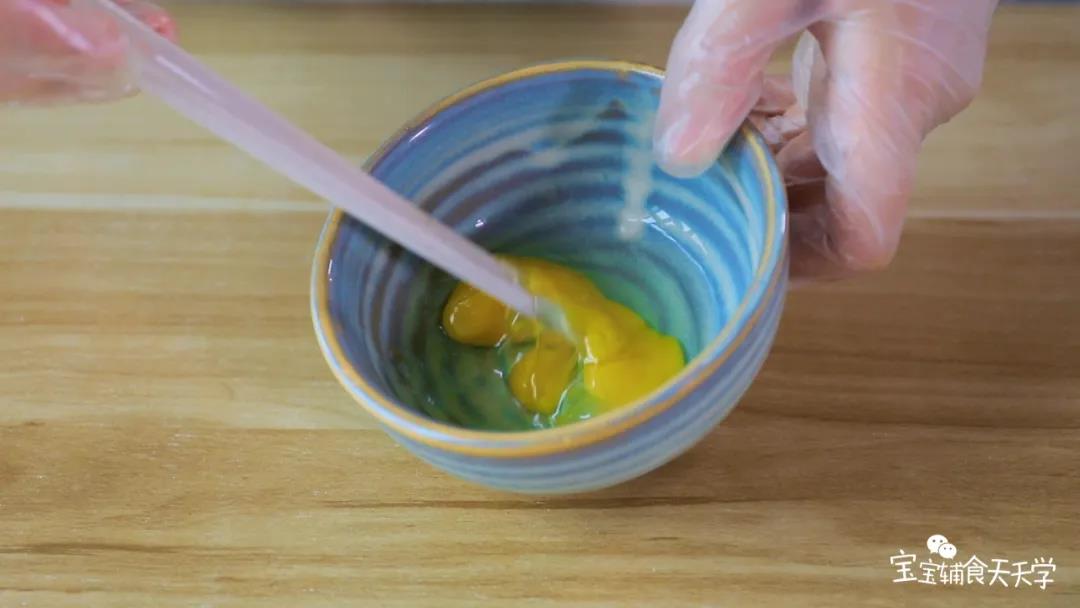 第4步：鸡蛋打散