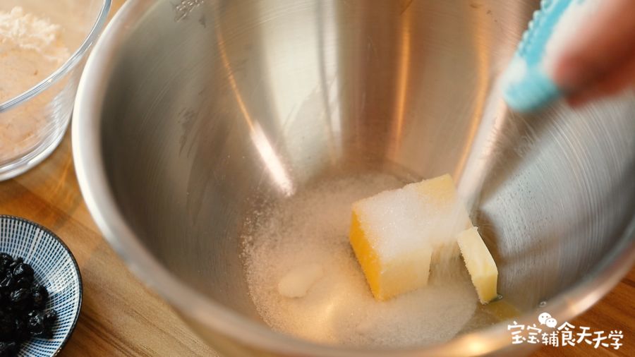 软化的黄油倒入细砂糖