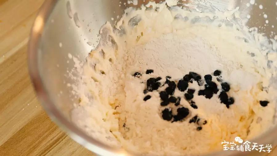 倒入低筋面粉、蓝莓干
