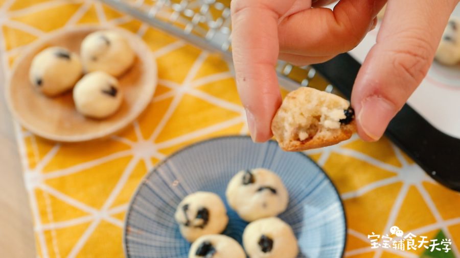 蓝莓干甜中带点偏酸的口感，把酥球甜味儿压下去了，唇齿间回味无穷，好吃到无可自拔！