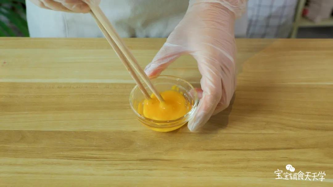蛋黄打散，加入10克水搅拌均匀