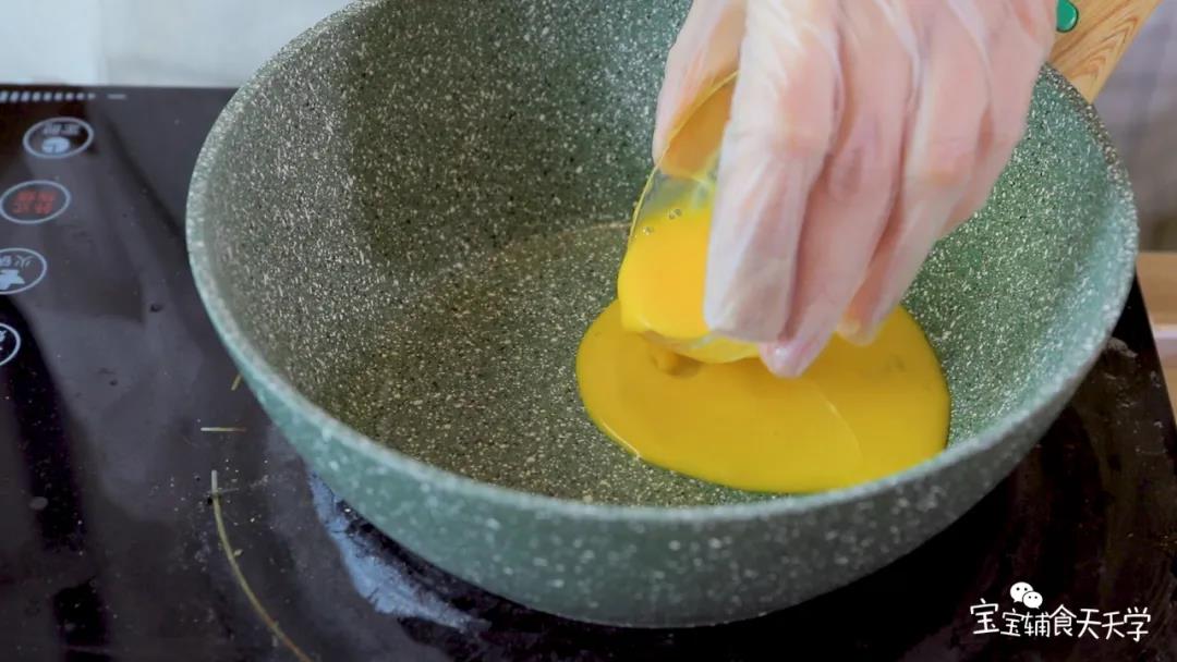 倒入蛋黄液摇匀摊平，留少量备用别全倒进去，很少量就行