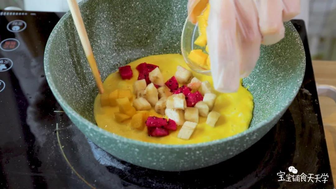 铺上杂果丁，倒入余下的少量蛋液