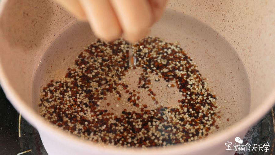 第4步：锅里放水，放入藜麦煮约15分钟煮熟