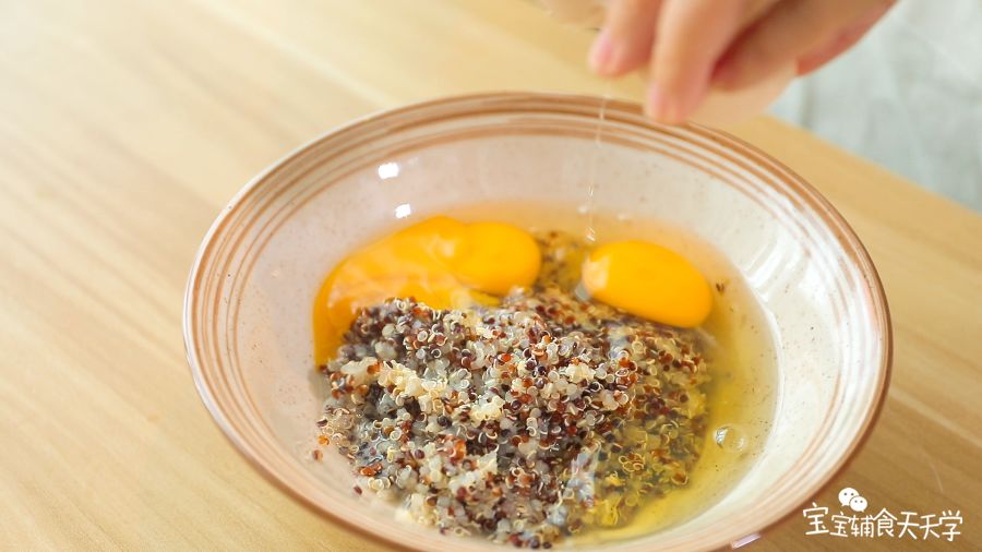 第6步：藜麦里打入两个鸡蛋