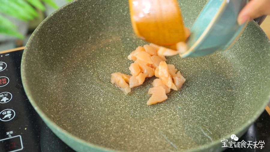 第8步：锅里倒油，倒入鸡胸肉里翻炒炒熟