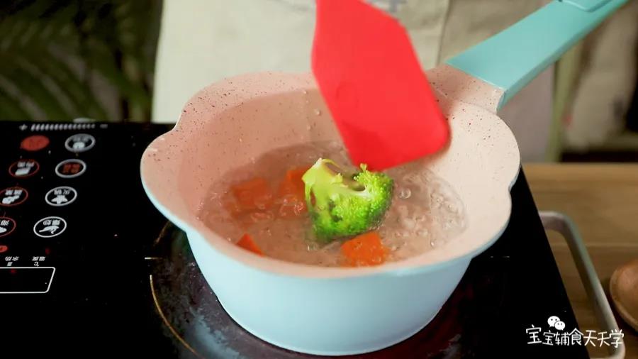 胡萝卜、西兰花焯水，捞出沥干备用