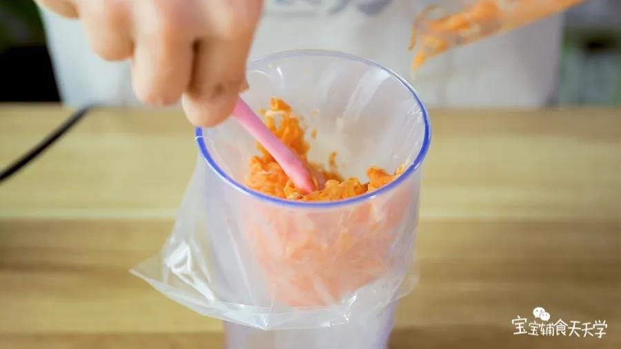 倒入裱花袋备用