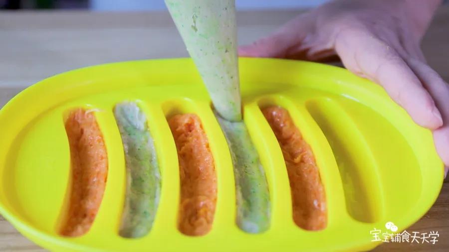 一根香肠模具里挤入一层胡萝卜肉泥，一层西兰花肉泥拼成双色