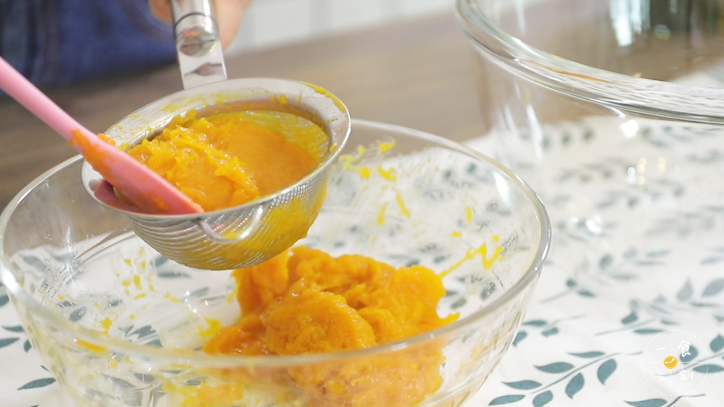 用筛网过滤掉水分