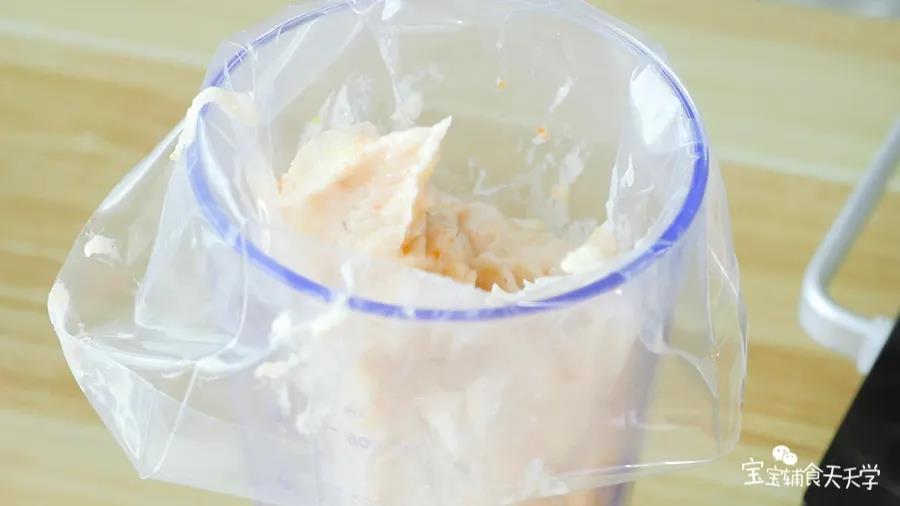 虾泥倒入裱花袋