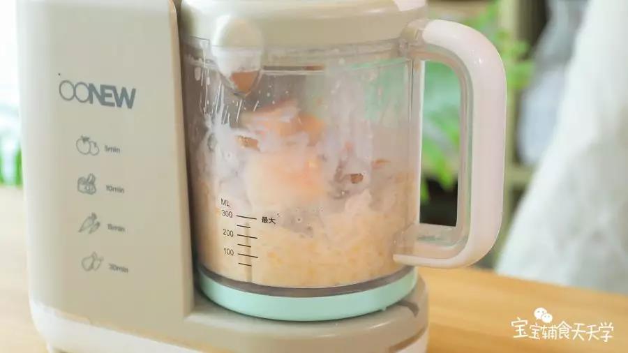 第5步：加入牛奶搅拌成糊