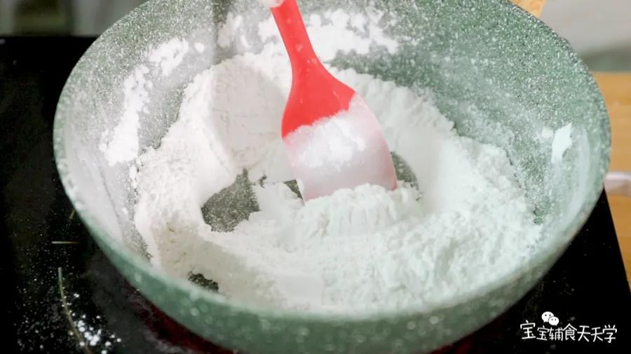 第11步：蒸好后取出放至温热后，戴上手套把蒸好的糯米团揉软