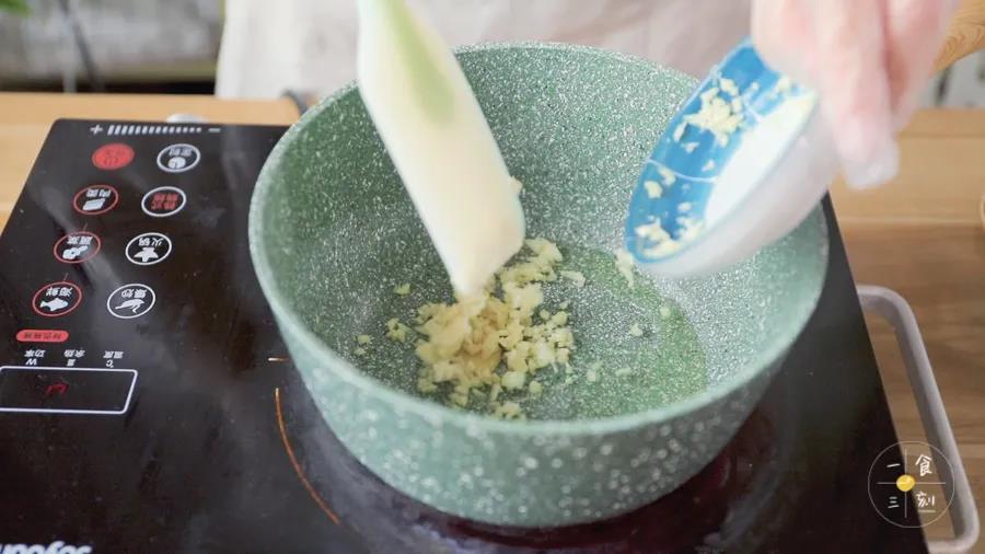 第3步：热锅下油，放入蒜末、姜片炒香