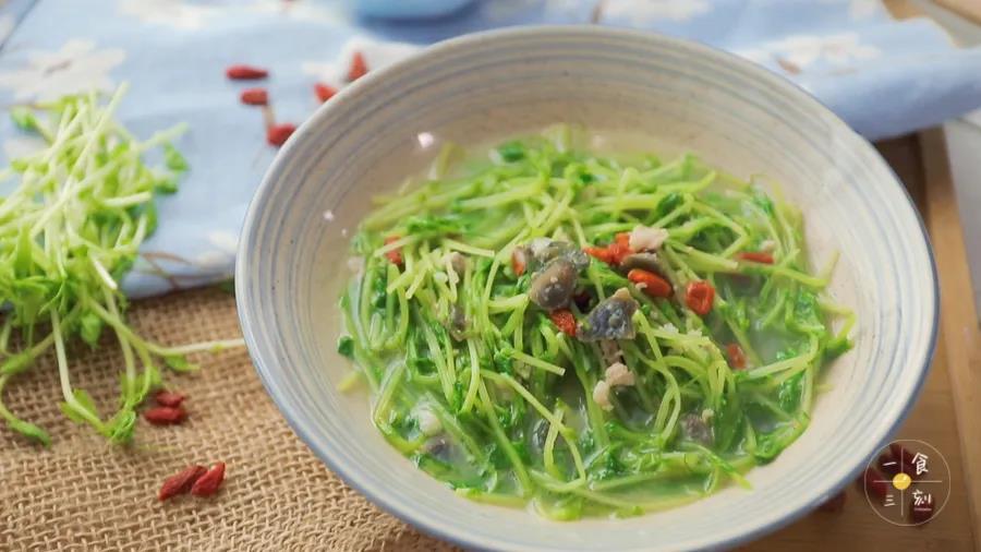 第8步：不到10分钟就做出一锅鲜美清爽的上汤豆苗，做法简单，无需像老火汤那般耗费时间和讲究火候。