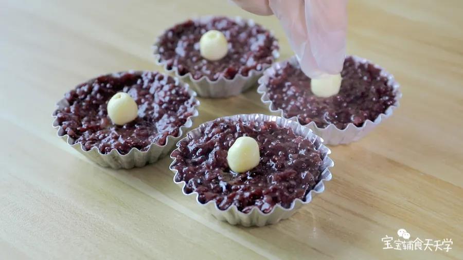 放上一颗莲子（去芯）