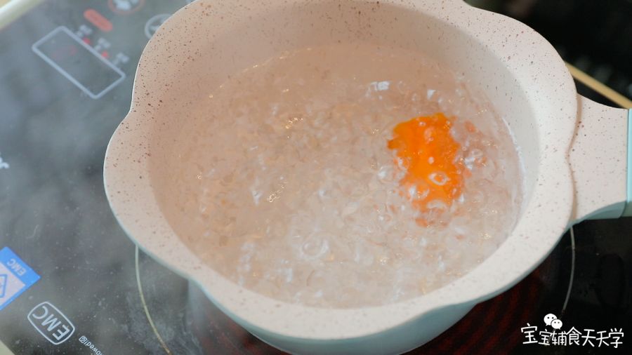 烧开一锅水，放入胡萝卜煮软