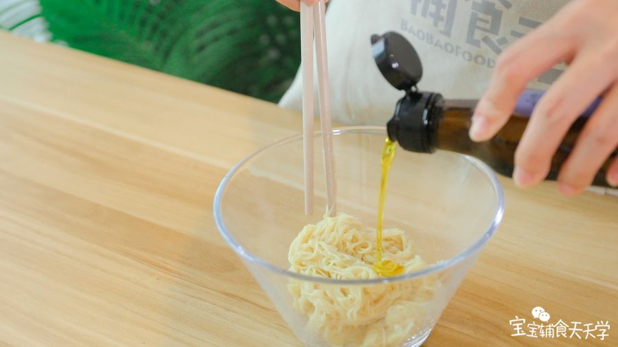 捞出冷却一下拌入一点亚麻籽油