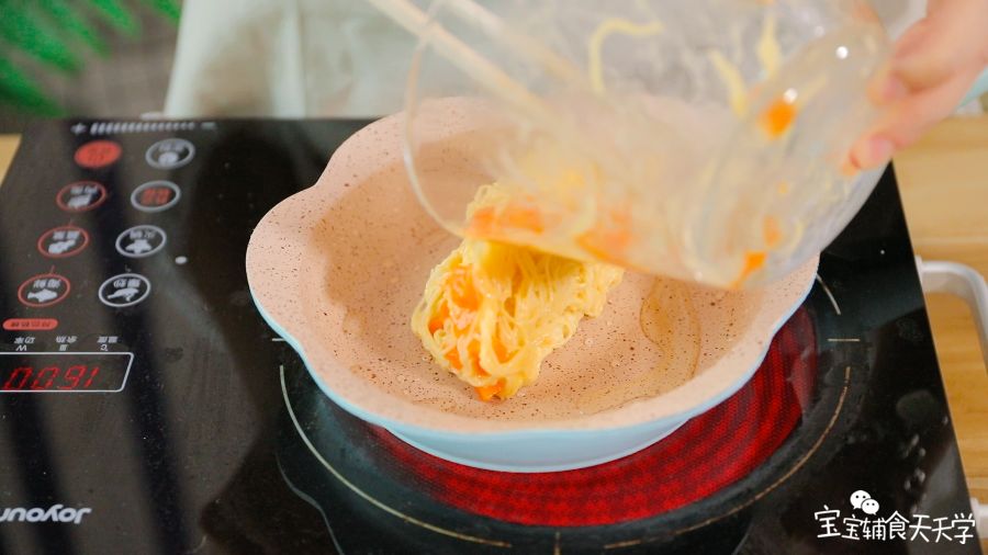 锅里抹油，小火热锅，倒入面条