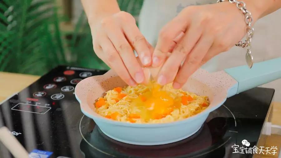 摊开面条饼，中间留一个小孔打入另一个鸡蛋