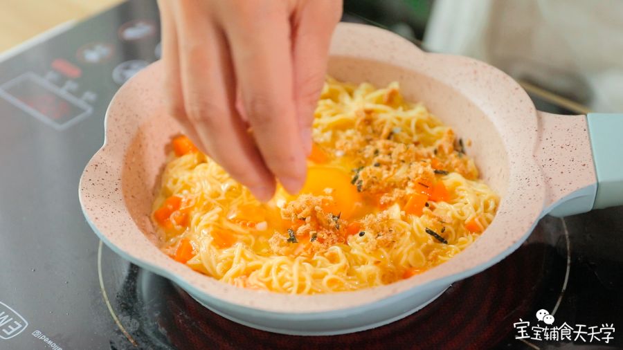 撒入一点宝宝肉松在表面