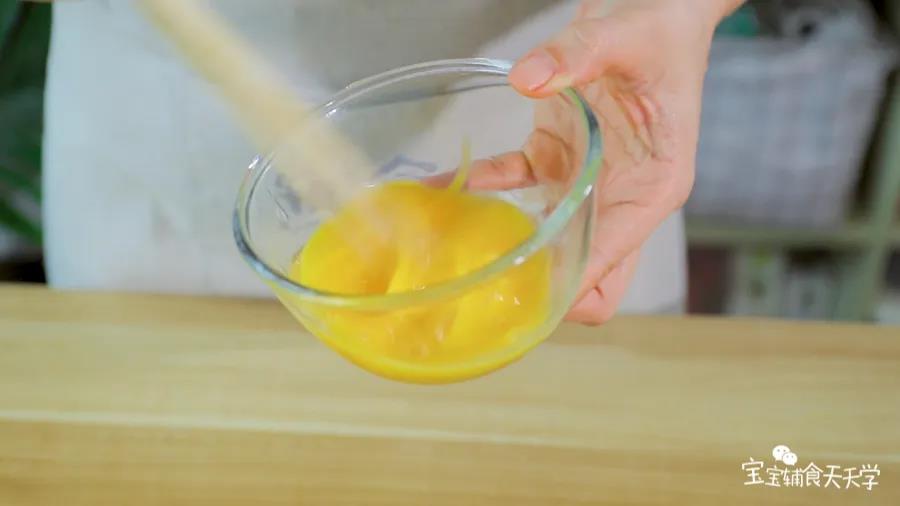 打散两个鸡蛋，在锅里炒熟做成炒蛋