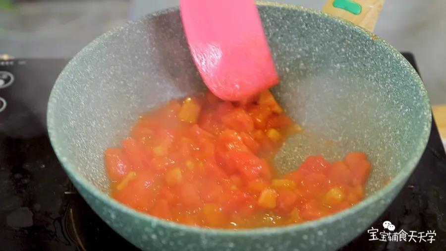 锅里倒油，小火加热，倒入番茄翻炒出汁