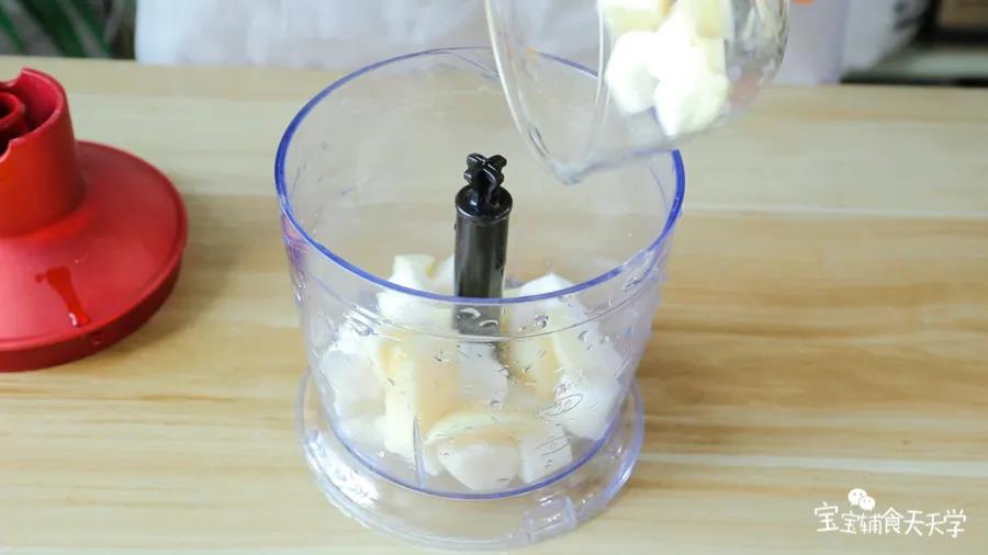 苹果和山药倒入搅拌机里