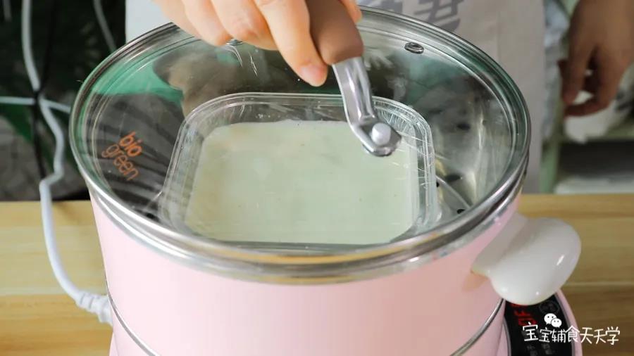 蒸锅的水沸腾后，放入山药糕蒸20分钟，脱模切块就可以开吃啦