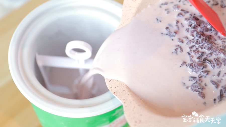 倒入已经冷冻蓄冷好的雪糕筒