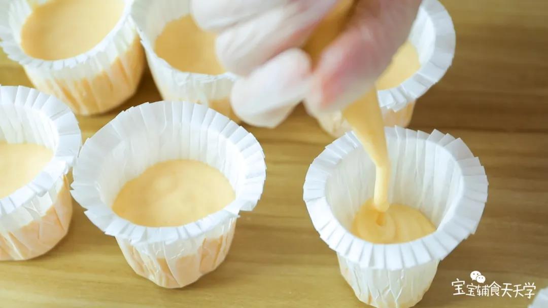 第12步：把面糊挤入纸杯中，装到三分之二处即可