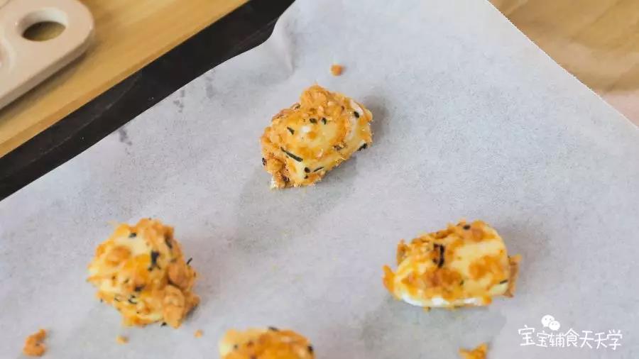 第6步：烤盘垫上油纸，排列好香蕉酥