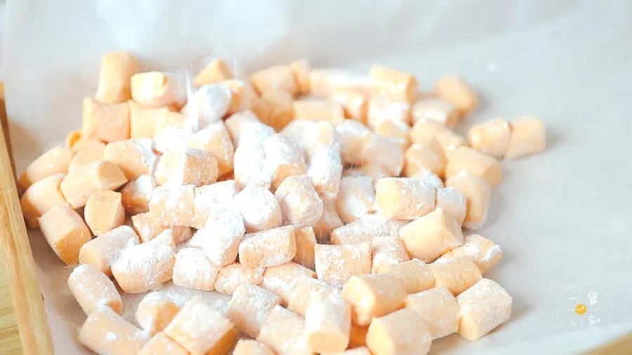 第14步：再撒上一层木薯淀粉防粘，芋圆就做好啦！