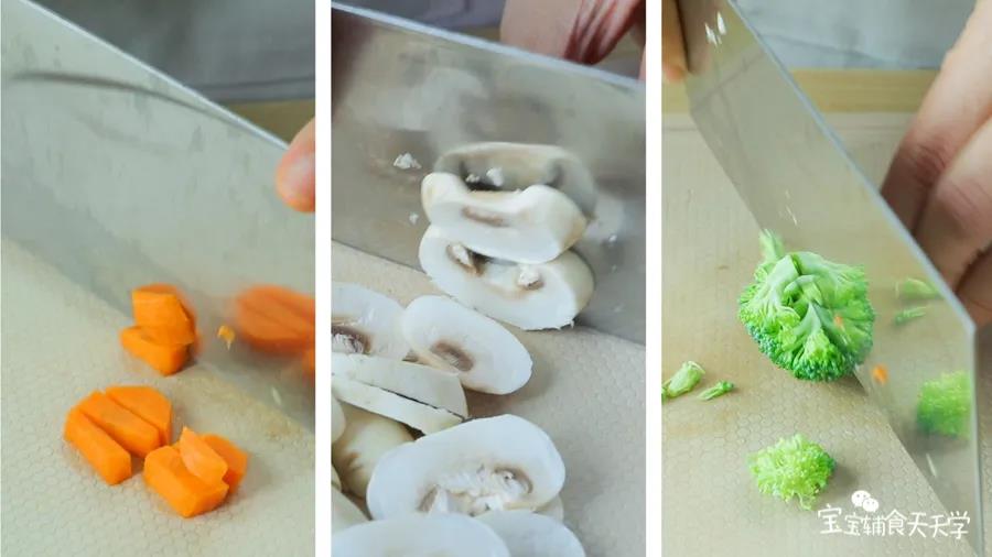 口蘑切片，胡萝卜、西兰花切粒