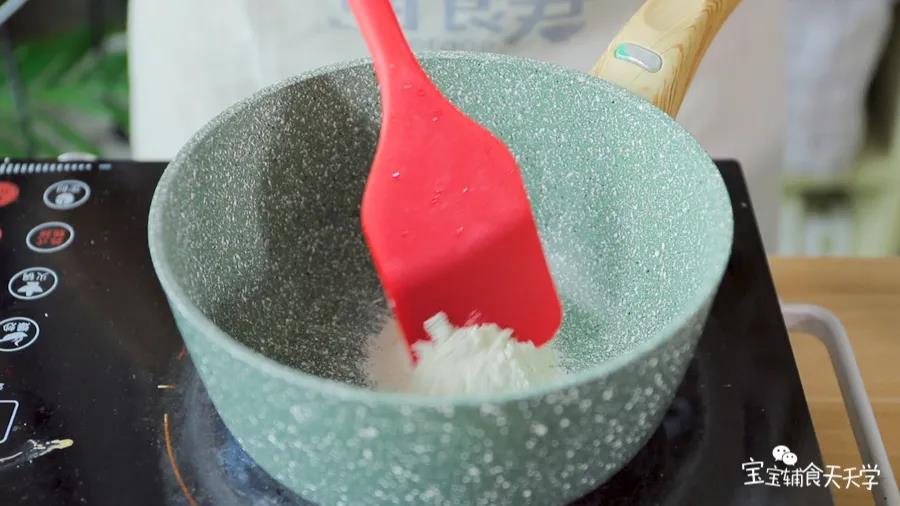 锅里倒入面粉翻炒至微微黄色