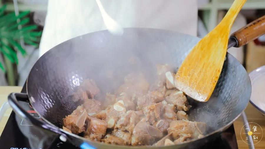 加入酱油、白醋、糖翻炒