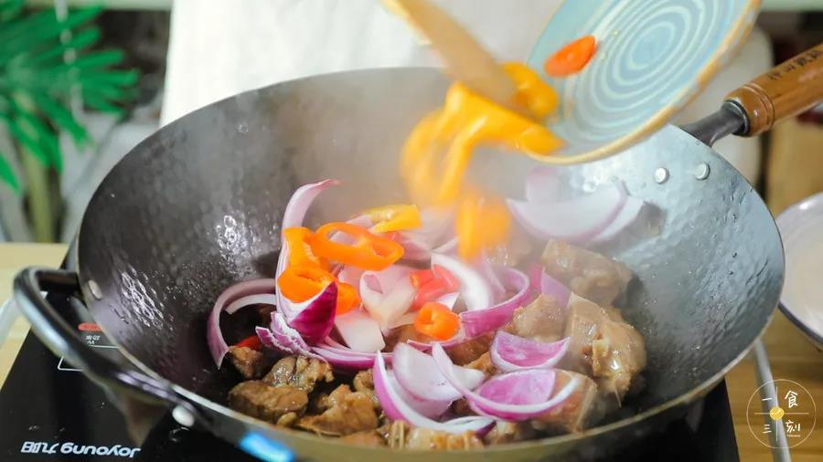 放入洋葱、彩椒，加入适量清水，加盖焖至收汁