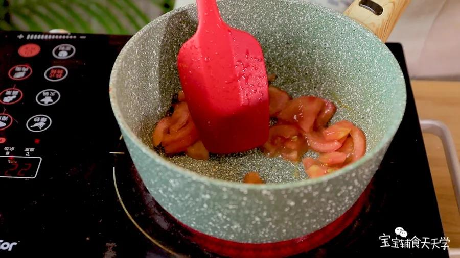 锅里倒油，小火加热，倒入番茄翻炒出汁