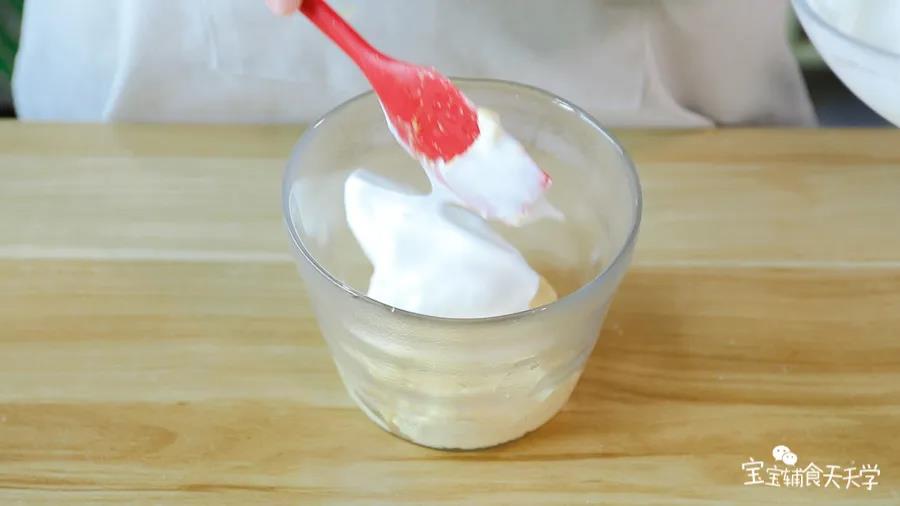 第6步：面糊里勺入一点蛋清翻拌均匀