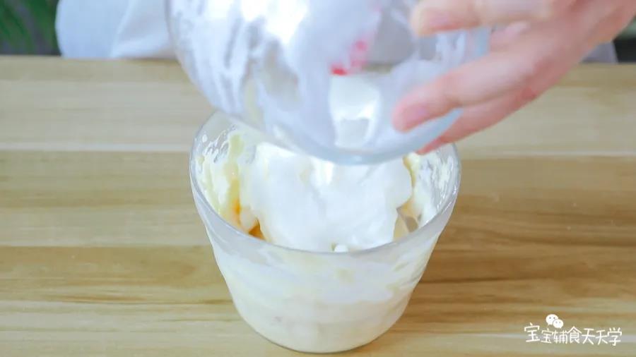 第7步：倒入全部蛋清翻拌均匀